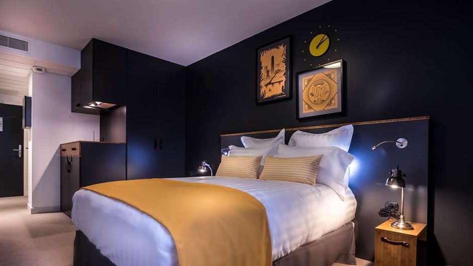Best Western Plus Suitcase La Defense Room