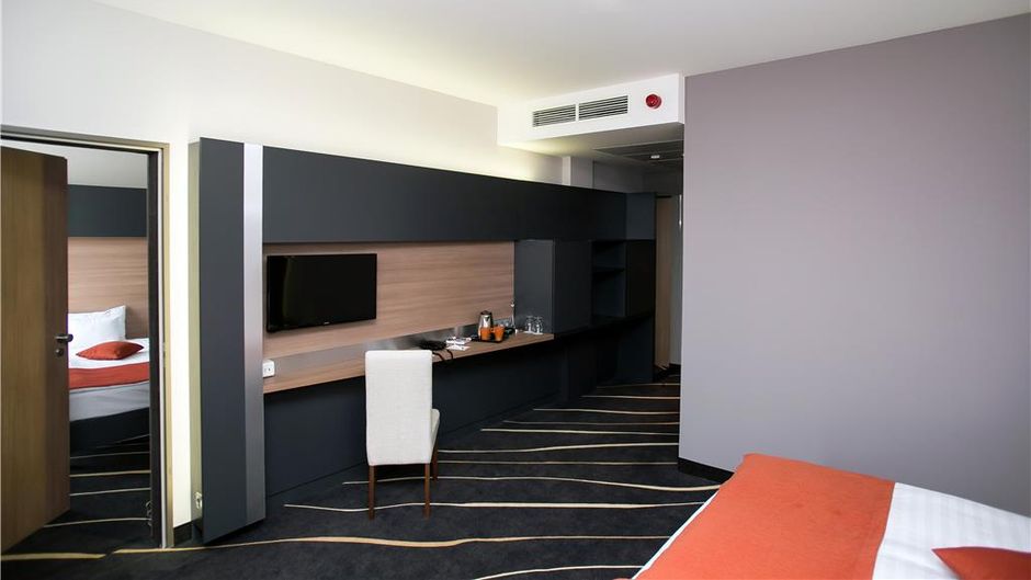 Best Western Plus Lakeside Hotel Room