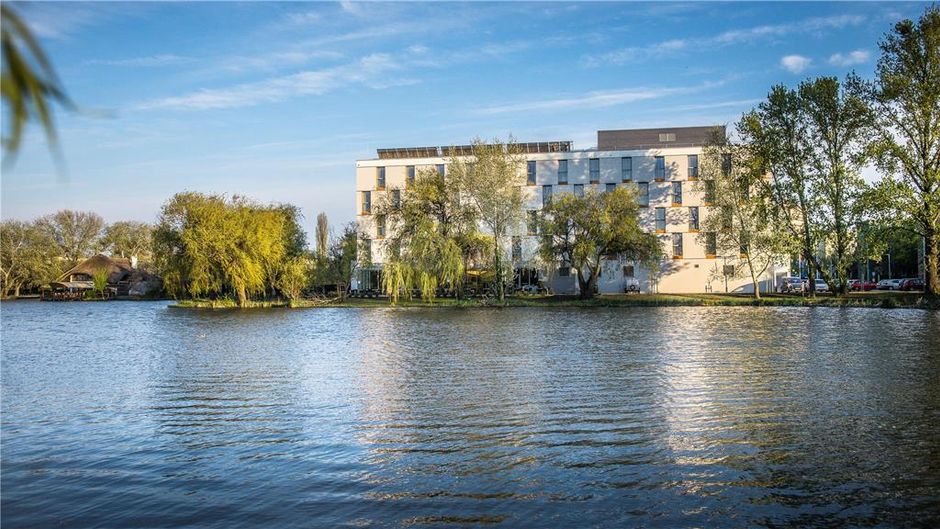Best Western Plus Lakeside Hotel Exterior