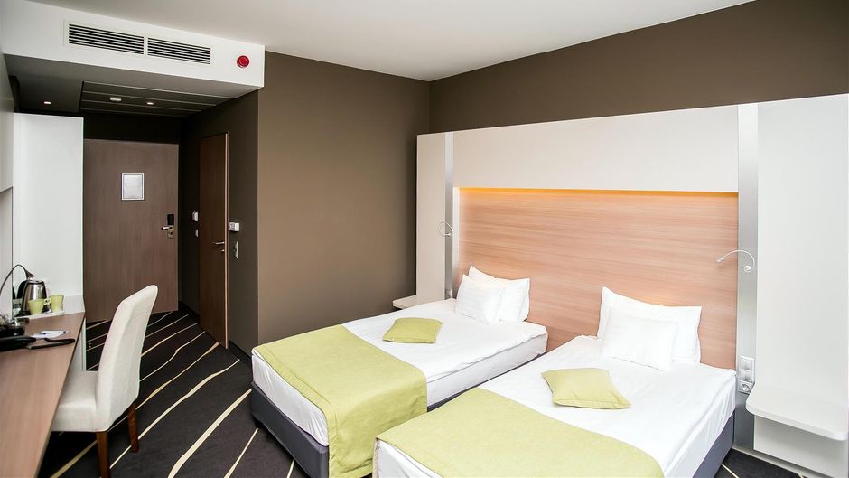 Best Western Plus Lakeside Hotel Room