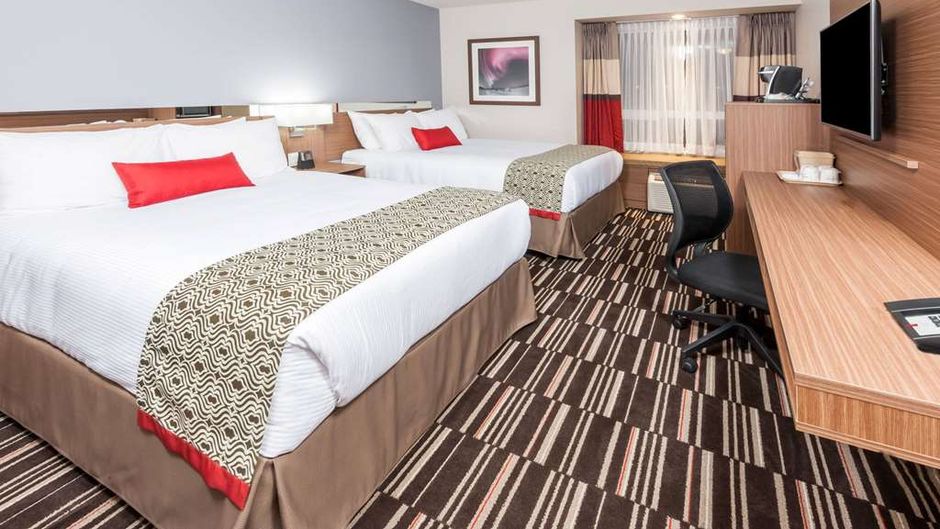 Microtel Inn & Suites Fort St John Room