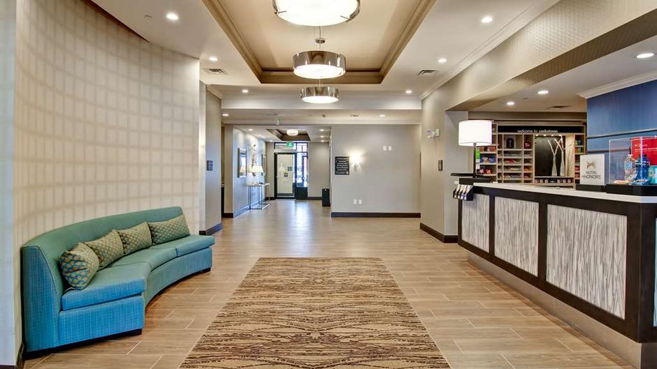 Hampton Inn & Suites Saskatoon Airport Lobby