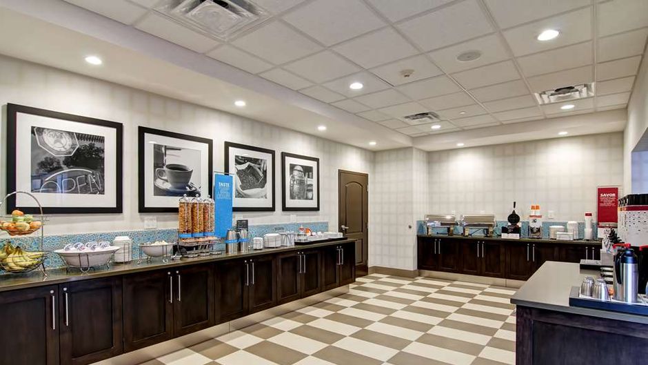 Hampton Inn & Suites Saskatoon Airport Restaurant