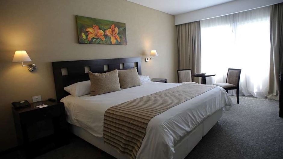 Howard Johnson Funes Room