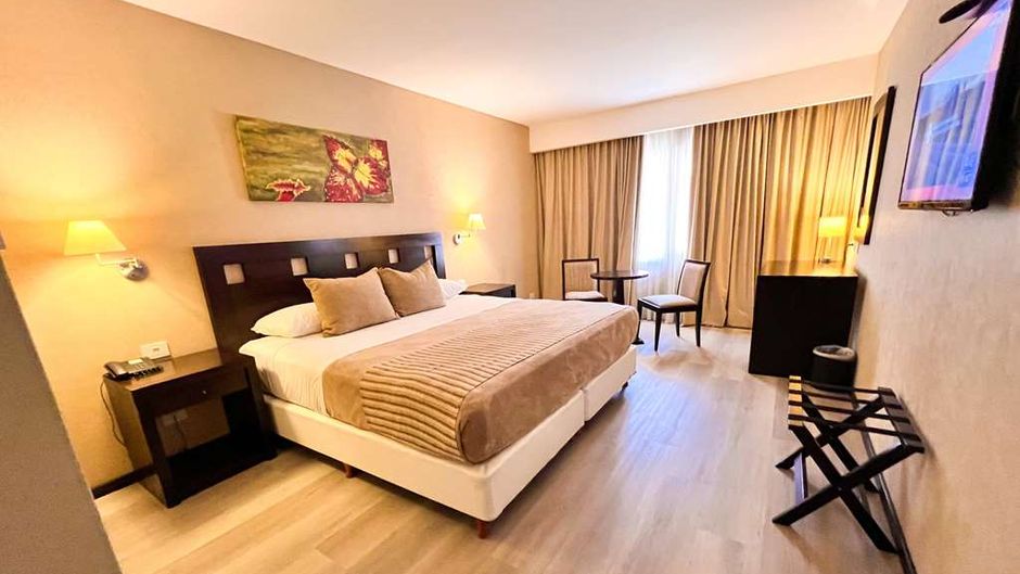 Howard Johnson Funes Room