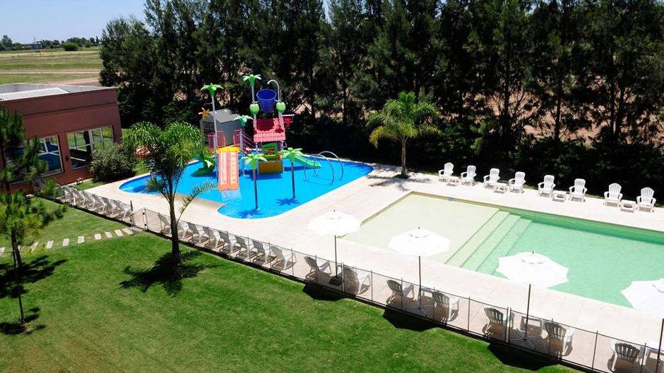 Howard Johnson Funes Pool