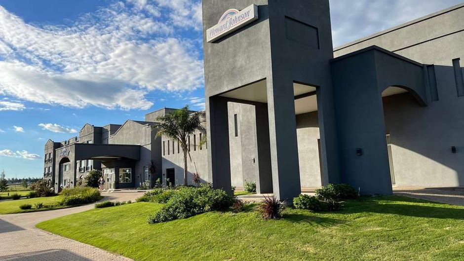 Howard Johnson Funes Exterior