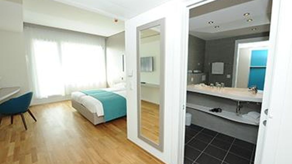 Aquatis Hotel & Conference Ctr Room