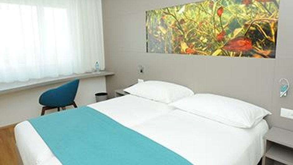 Aquatis Hotel & Conference Ctr Room