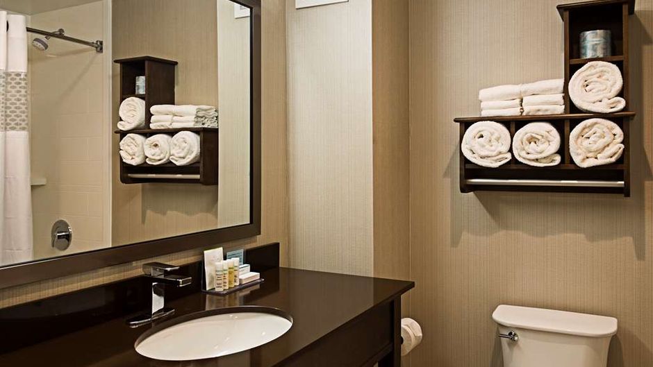 Hampton by Hilton Ottawa Airport Room