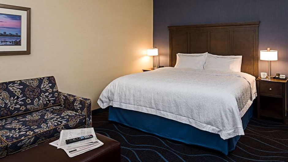 Hampton by Hilton Ottawa Airport Room