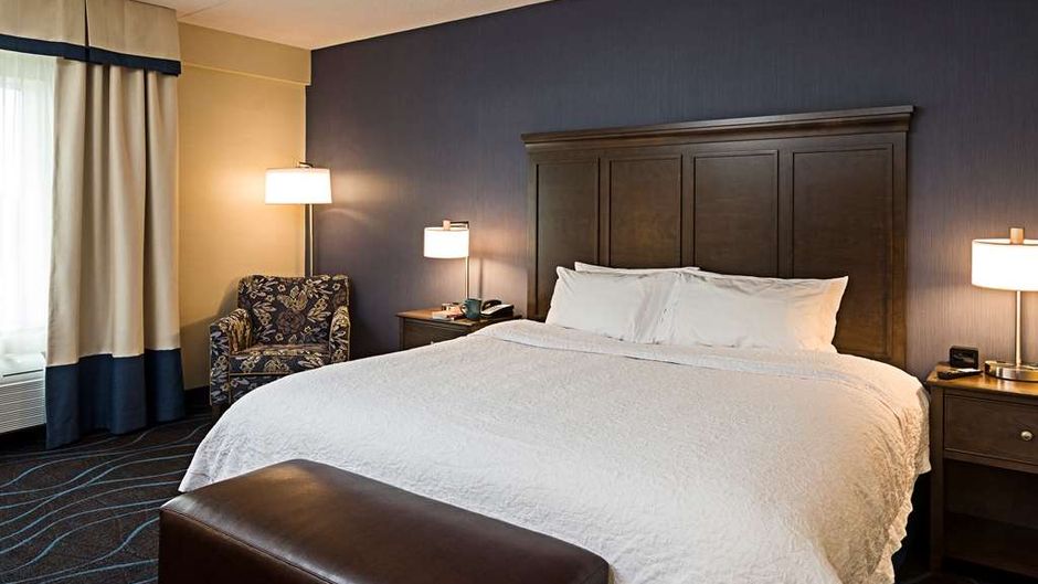 Hampton by Hilton Ottawa Airport Room