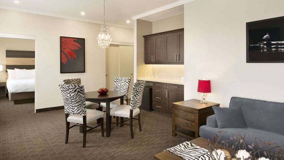 Days Inn and Suites Lindsay Suite