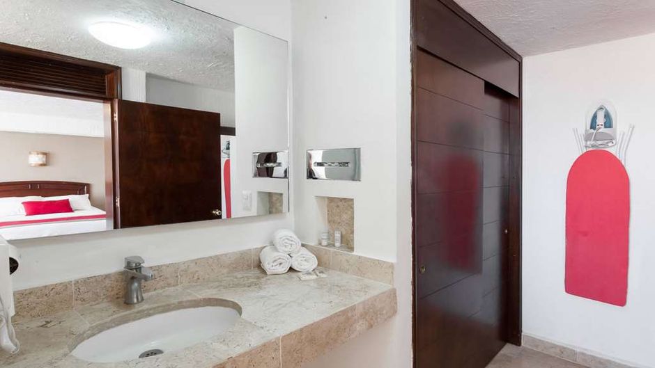 Ramada Plaza Leon Room