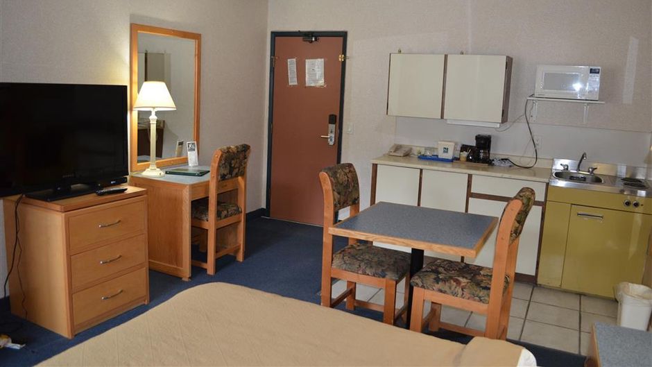 Canadas Best Value Inn & Suites Room