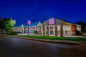 Motel 6 Arlington