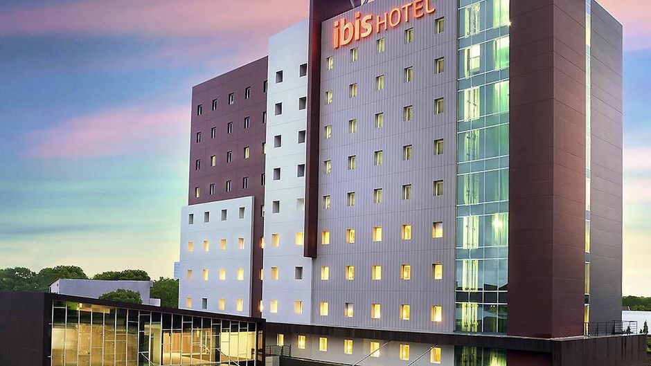 Ibis Makassar City Center Exterior