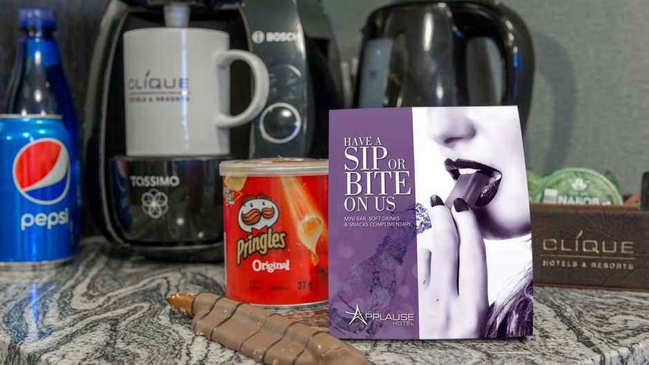 Applause Hotel by Clique Calgary Airport Room