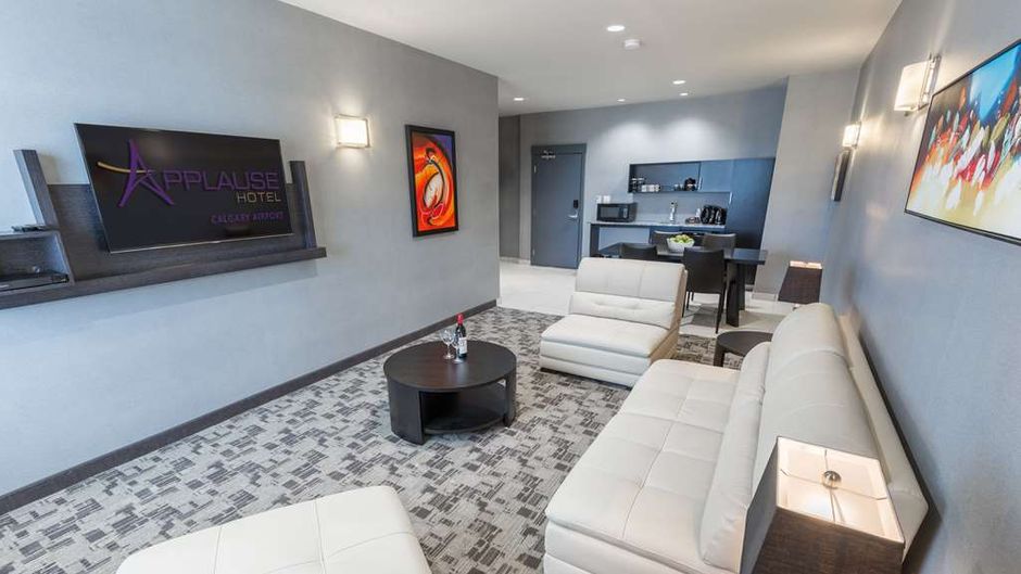 Applause Hotel by Clique Calgary Airport Suite