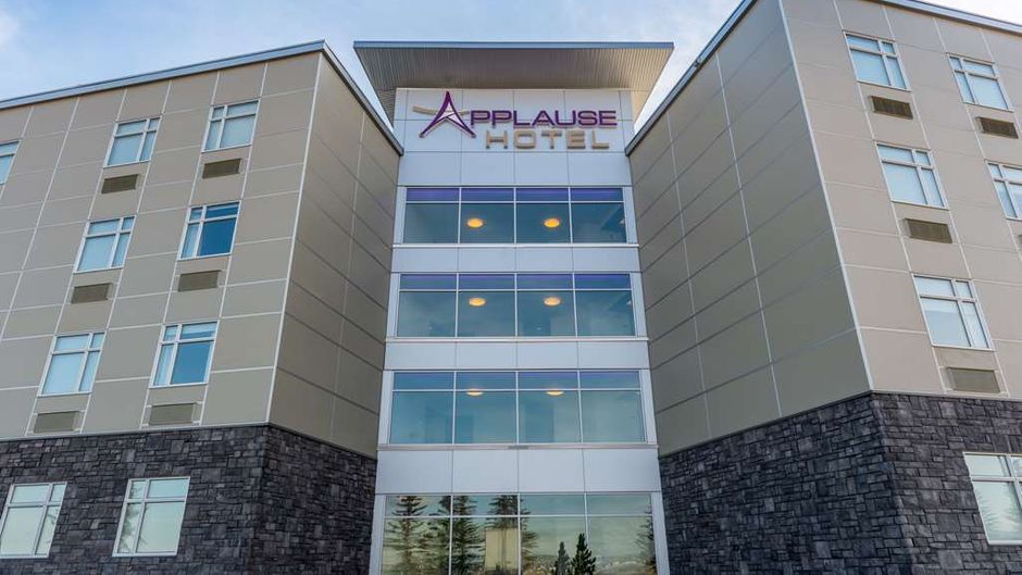 Applause Hotel by Clique Calgary Airport Exterior