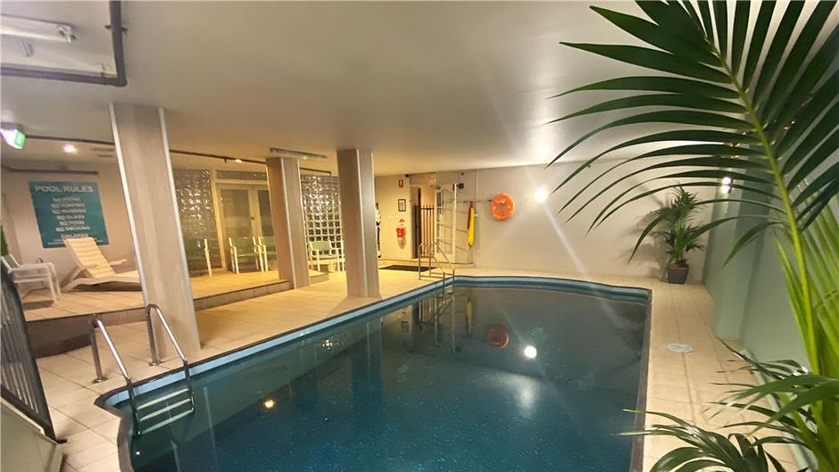 Royal Coach Motor Inn Pool