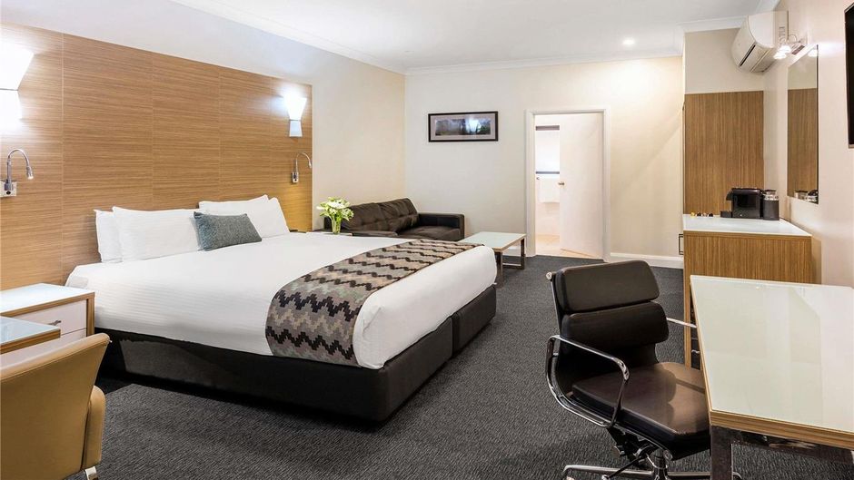 Mercure Goulburn Room