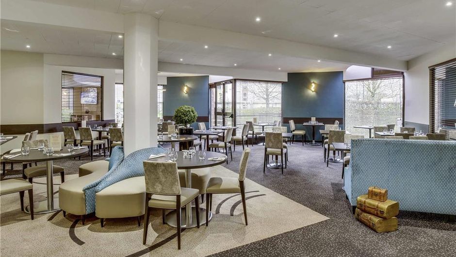 Mercure Maurepas Saint Quentin Exterior