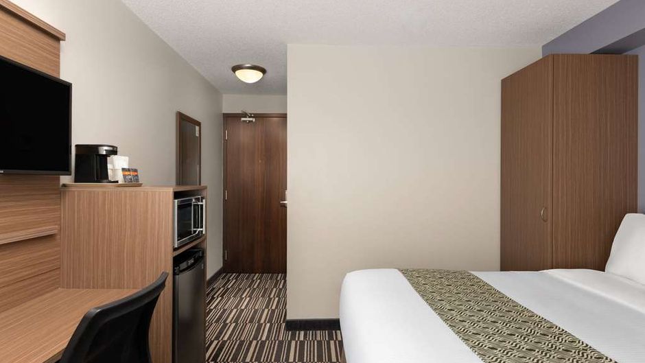 Microtel Inn & Suites Kirkland Lake Room