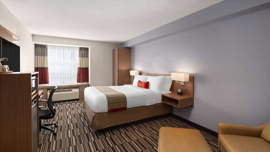 Microtel Inn & Suites Kirkland Lake Room