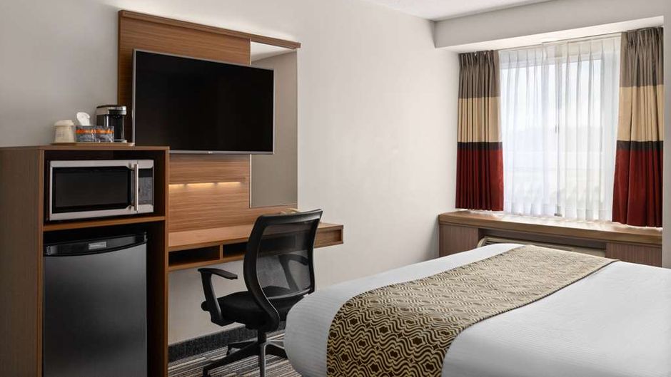 Microtel Inn & Suites Kirkland Lake Room