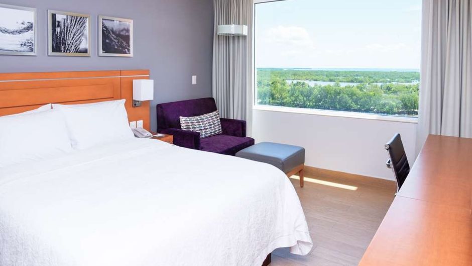 Hampton Inn & Suites by Hilton Paraiso Room