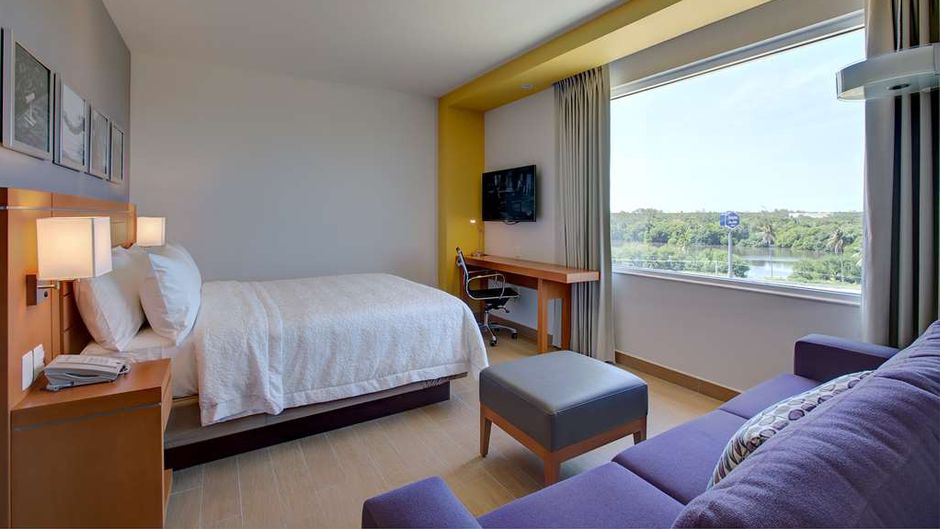 Hampton Inn & Suites by Hilton Paraiso Room