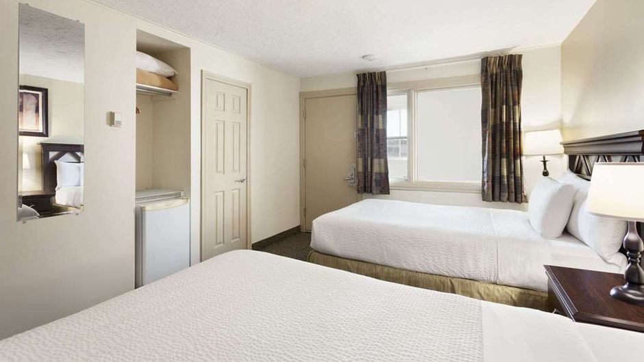 Days Inn Montreal East Room