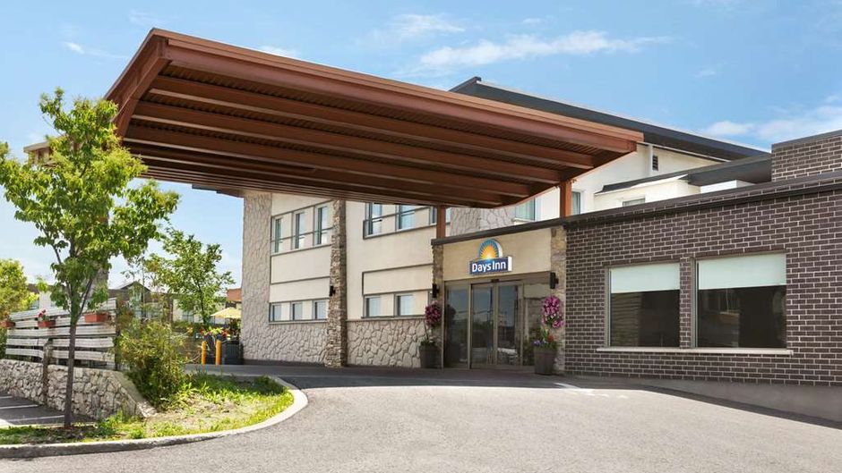 Days Inn Montreal East Exterior