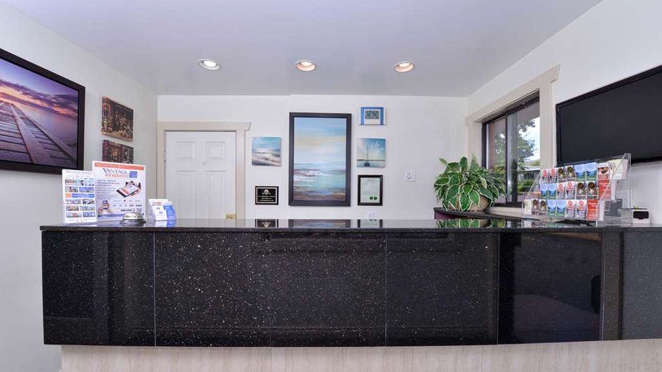 Canadas Best Value Inn, Vernon Lobby