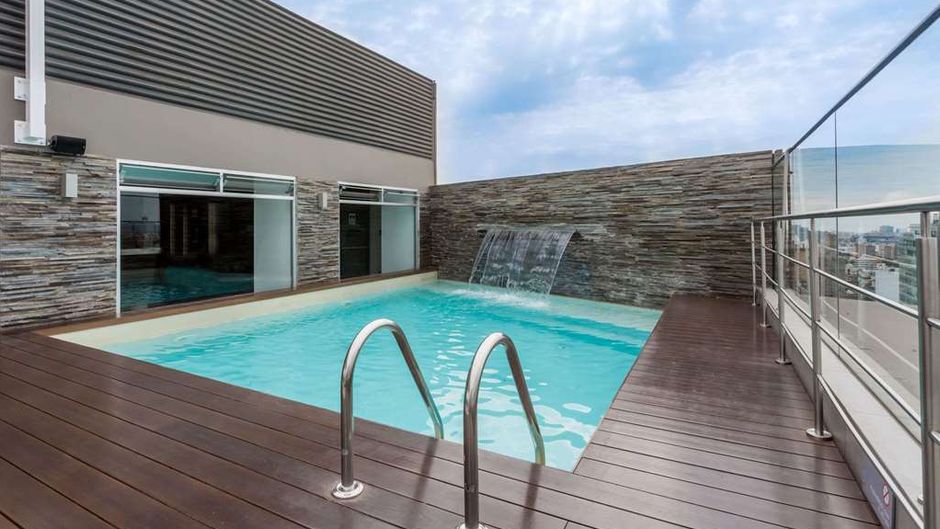 Ramada Encore Lima San Isidro Hotel Pool