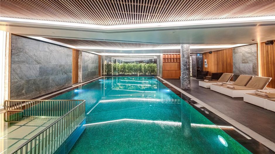 DoubleTree by Hilton Istanbul Piyalepasa Pool