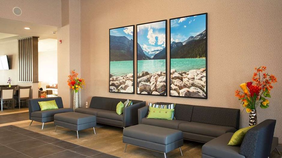 Wingate by Wyndham Calgary Airport Lobby