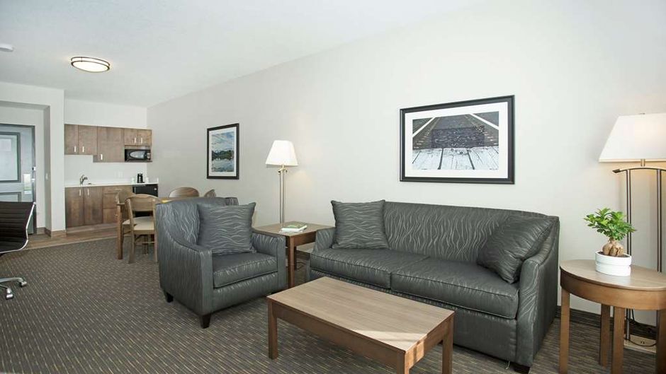 Wingate by Wyndham Calgary Airport Suite