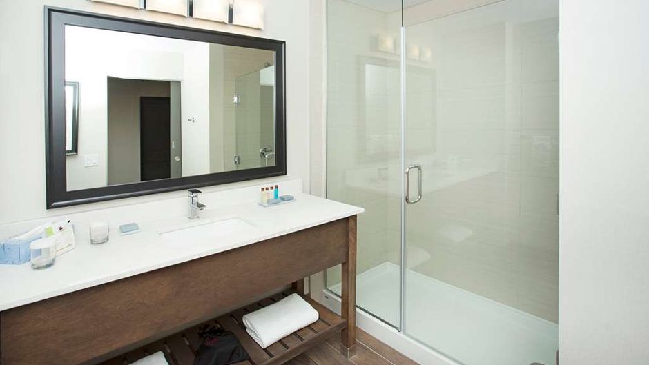 Wingate by Wyndham Calgary Airport Room