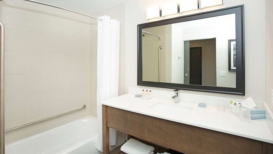 Wingate by Wyndham Calgary Airport Room