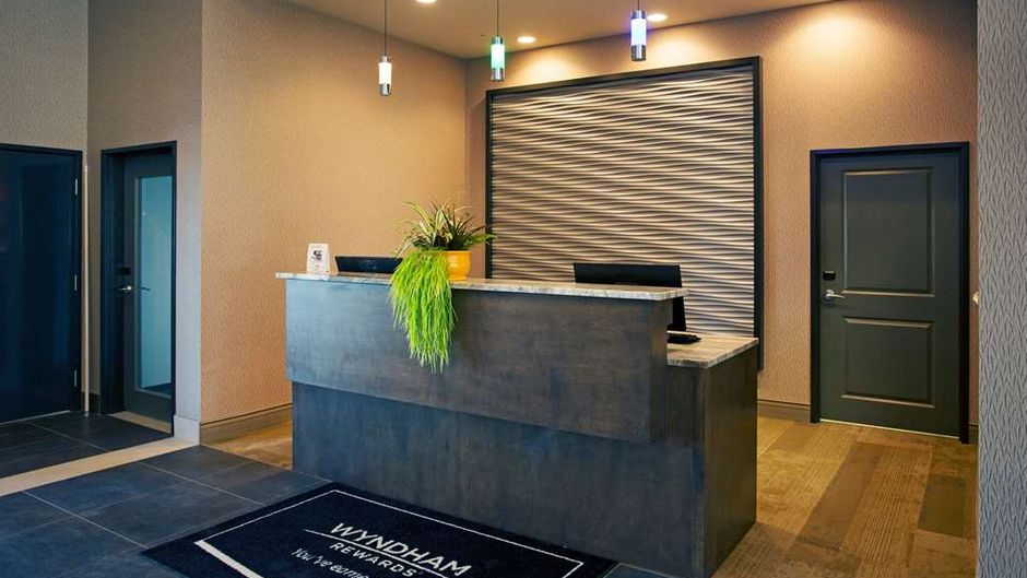Wingate by Wyndham Calgary Airport Lobby