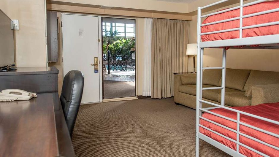 Baymont Inn & Suites Red Deer Suite