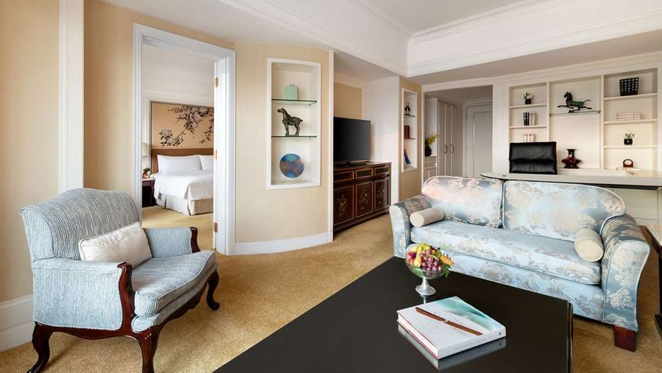 Pudong Shangri-La Hotel Suite