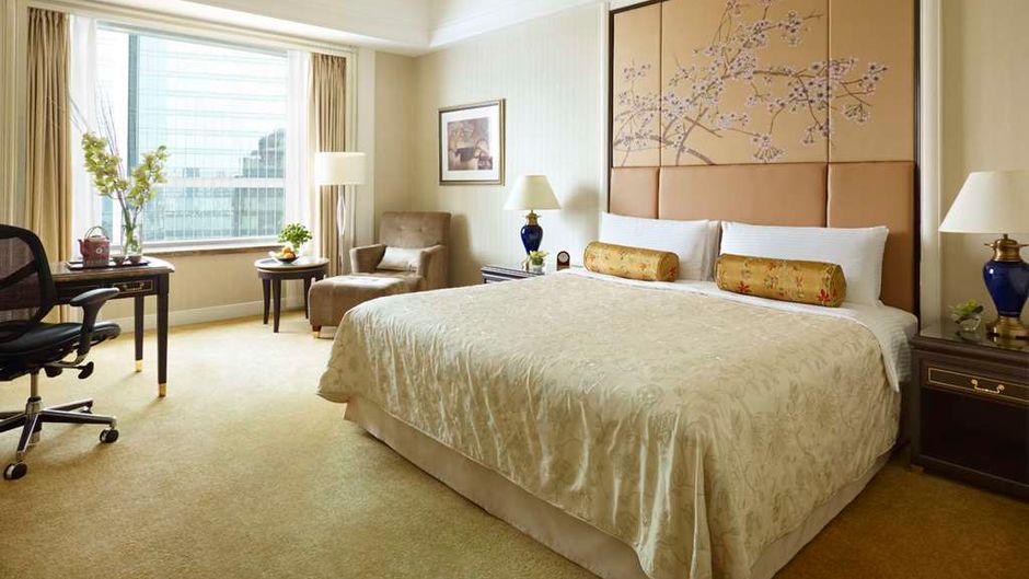Pudong Shangri-La Hotel Room