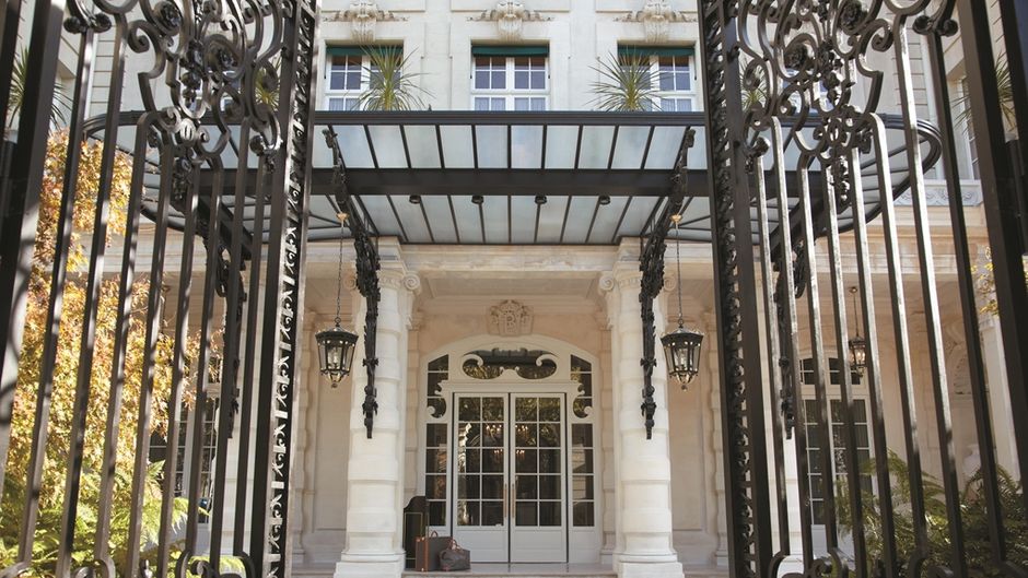 Shangri-La Hotel, Paris Exterior