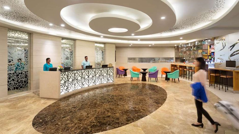 Hotel Jen Male Lobby