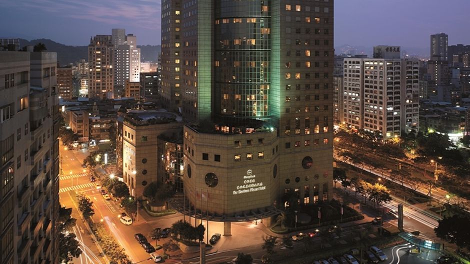 Shangri-La's Far Eastern Plaza Hotel Exterior