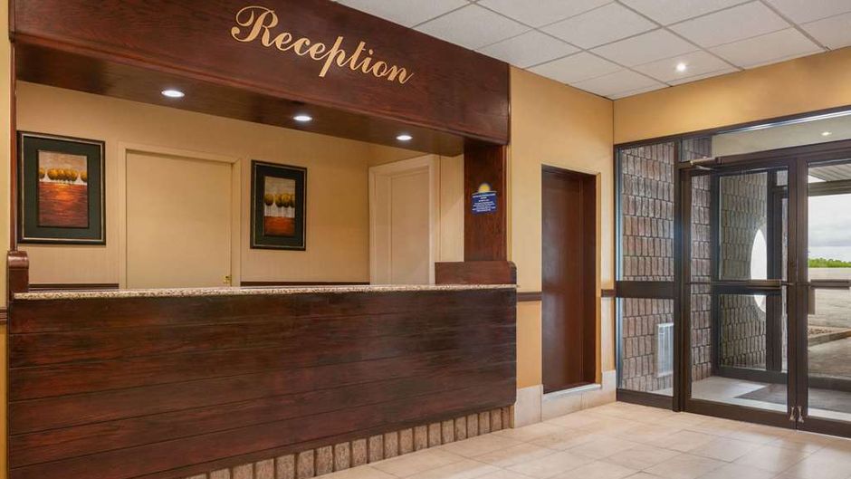 Days Inn & Conference Centre Renfrew Lobby