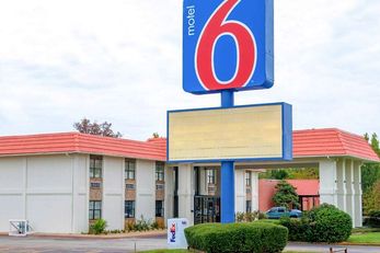 Motel 6 Palestine